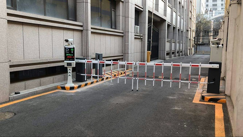 小區(qū)車輛出入管理系統(tǒng)，實(shí)現(xiàn)人員及車輛出入管理無人化